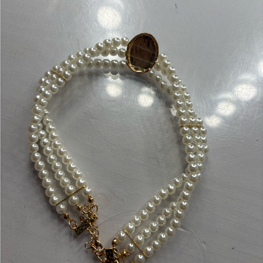 Elegant Pearl and Gold Bracelet